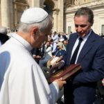 Consegna del volume Giotto – Versione Top a papa Leone