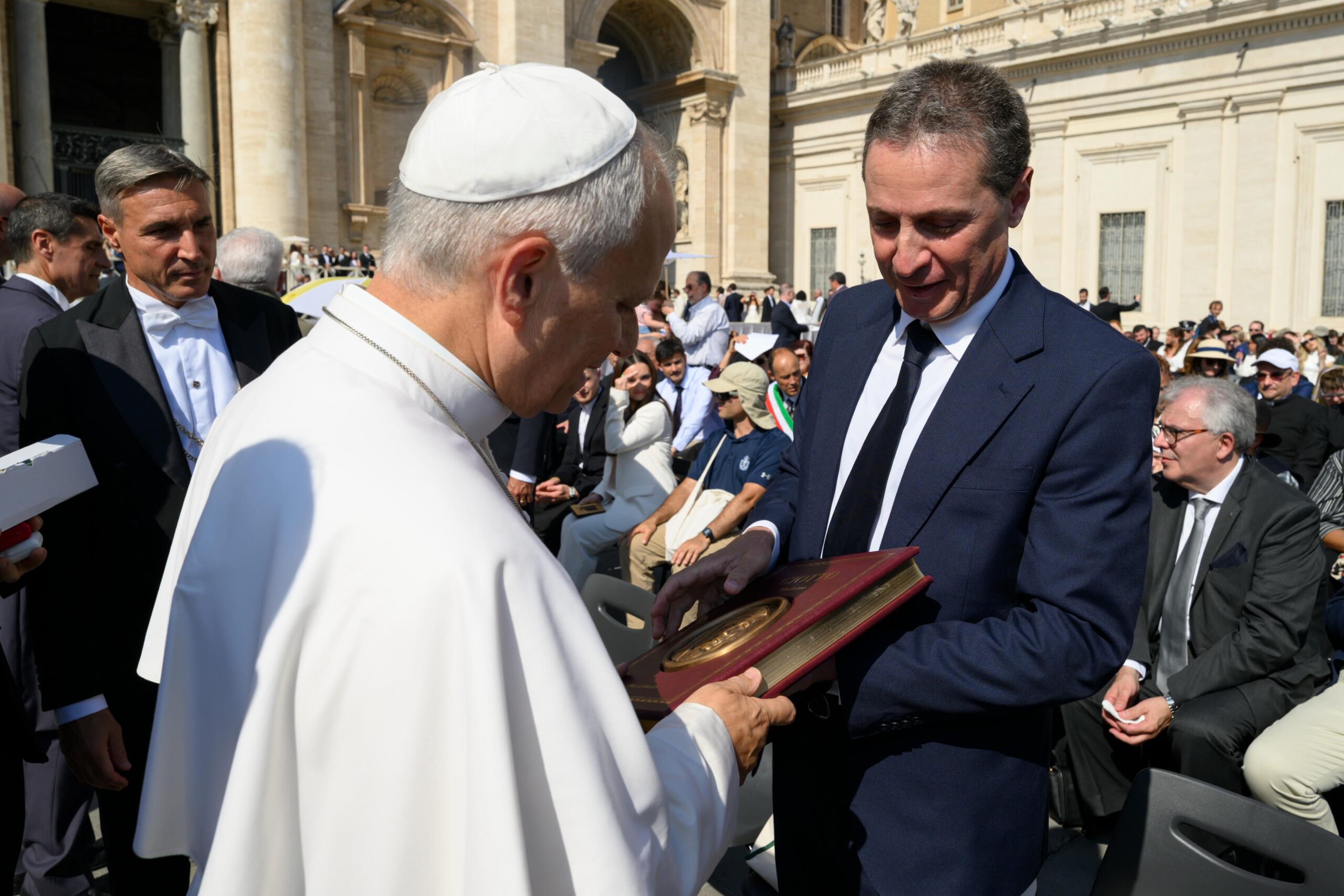 Consegna del volume Giotto – Versione Top a papa Leone