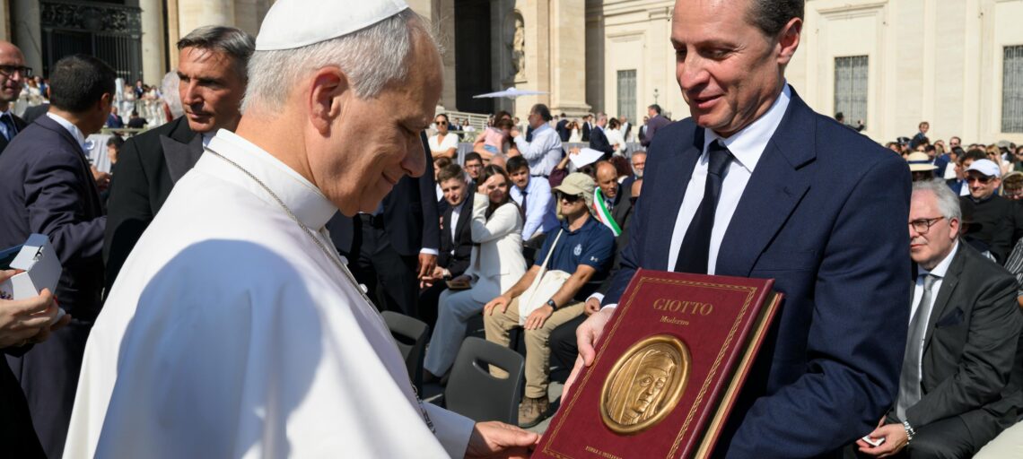 Consegna del volume Giotto – Versione Top a papa Leone