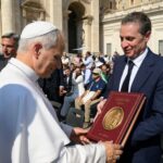 Consegna del volume Giotto – Versione Top a papa Leone 1