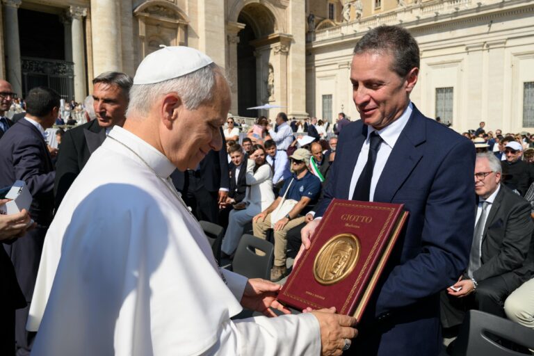 Consegna del volume Giotto – Versione Top a papa Leone 1