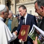 Consegna del volume Giotto – Versione Top a papa Leone 2