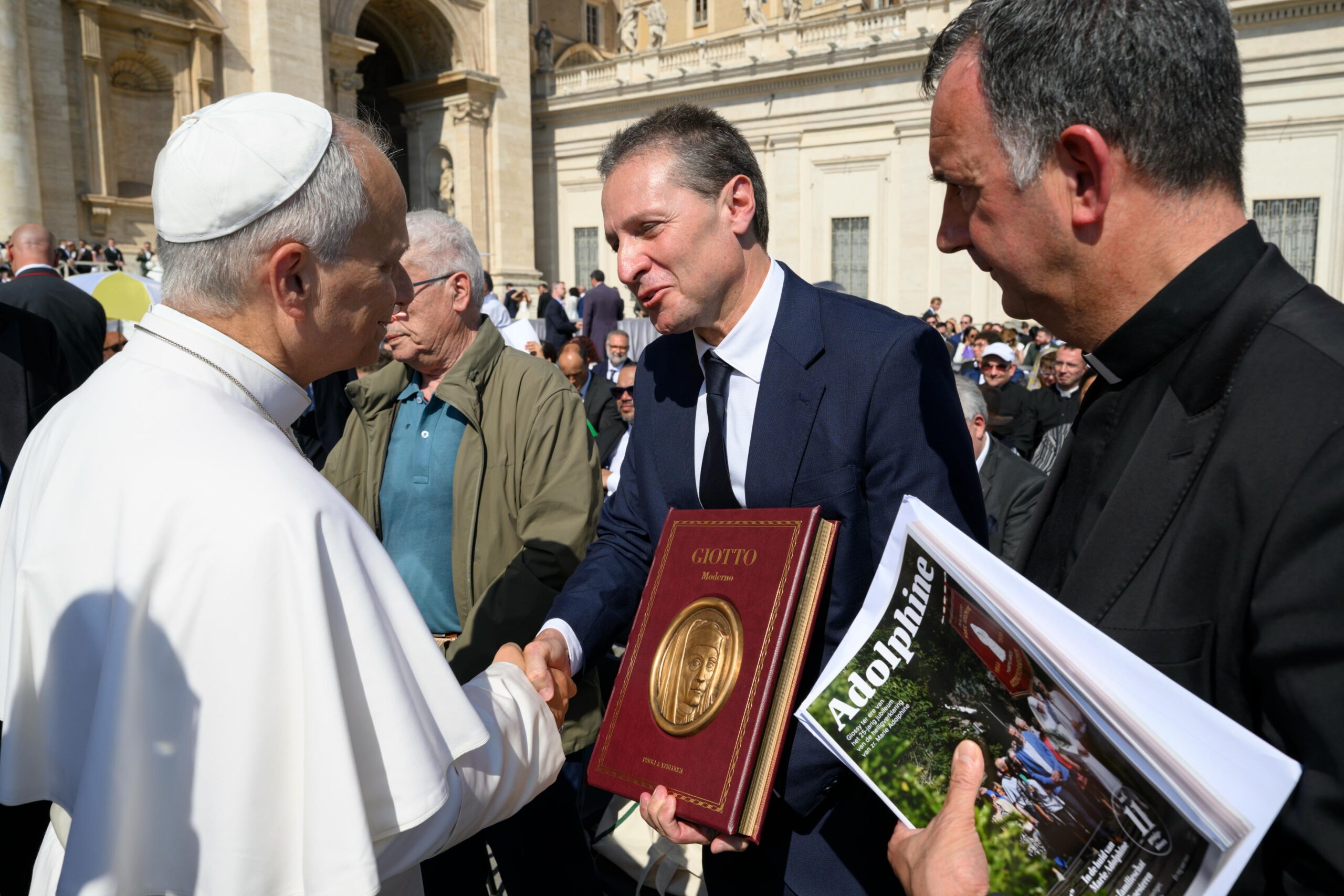 Consegna del volume Giotto – Versione Top a papa Leone 2