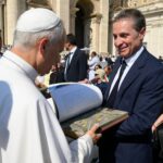 Consegna del volume Giotto – Versione Top a papa Leone 3