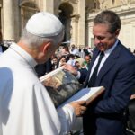 Consegna del volume Giotto – Versione Top a papa Leone 4