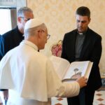 Gli auguri dei lettori di Famiglia Cristiana a Papa Leone XIV e il nostro regalo: la Bibbia del Giubileo