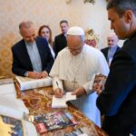 Gli auguri dei lettori di Famiglia Cristiana a Papa Leone XIV e il nostro regalo: la Bibbia del Giubileo 1