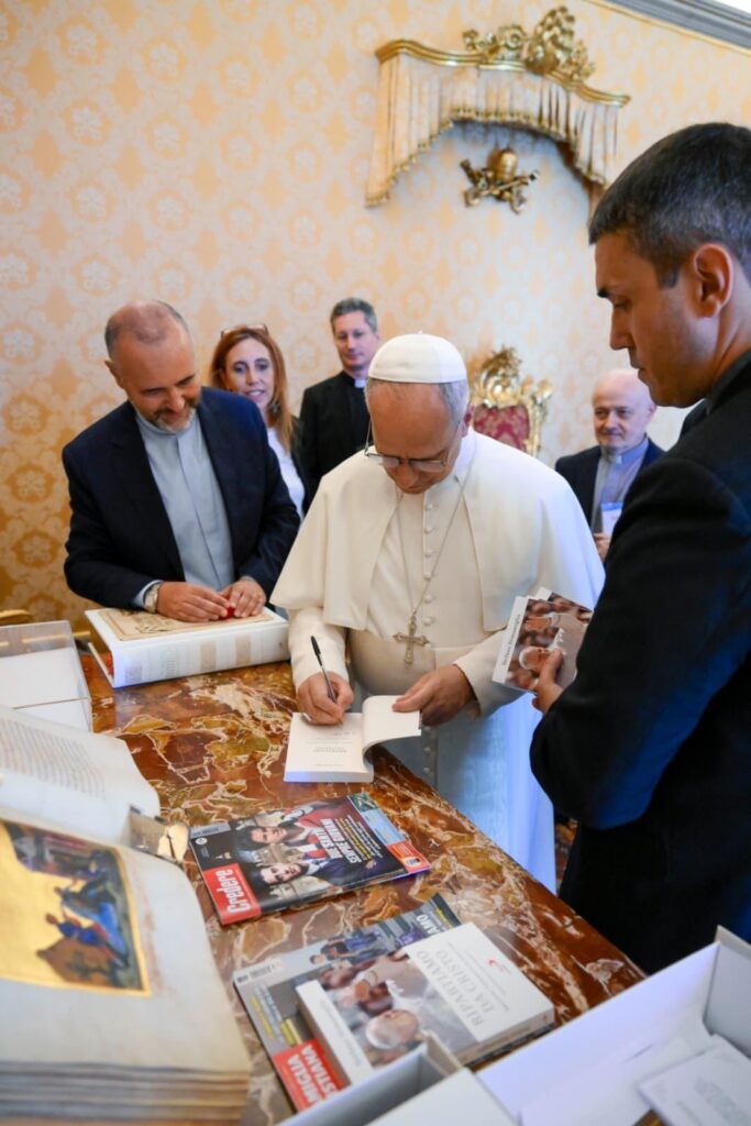 Gli auguri dei lettori di Famiglia Cristiana a Papa Leone XIV e il nostro regalo: la Bibbia del Giubileo 1