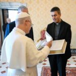 Gli auguri dei lettori di Famiglia Cristiana a Papa Leone XIV e il nostro regalo: la Bibbia del Giubileo 2