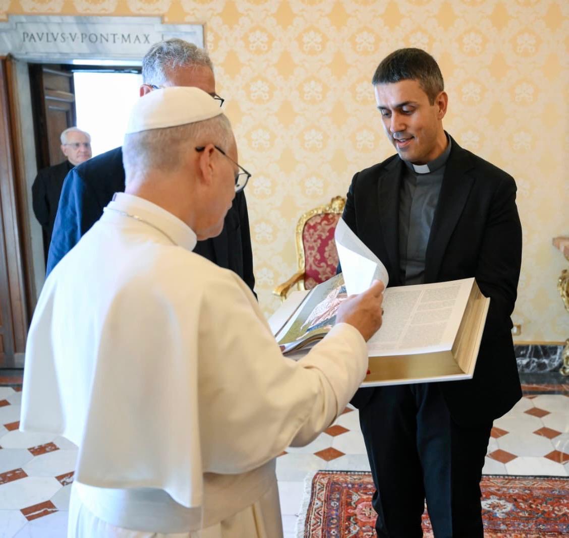 Gli auguri dei lettori di Famiglia Cristiana a Papa Leone XIV e il nostro regalo: la Bibbia del Giubileo 2