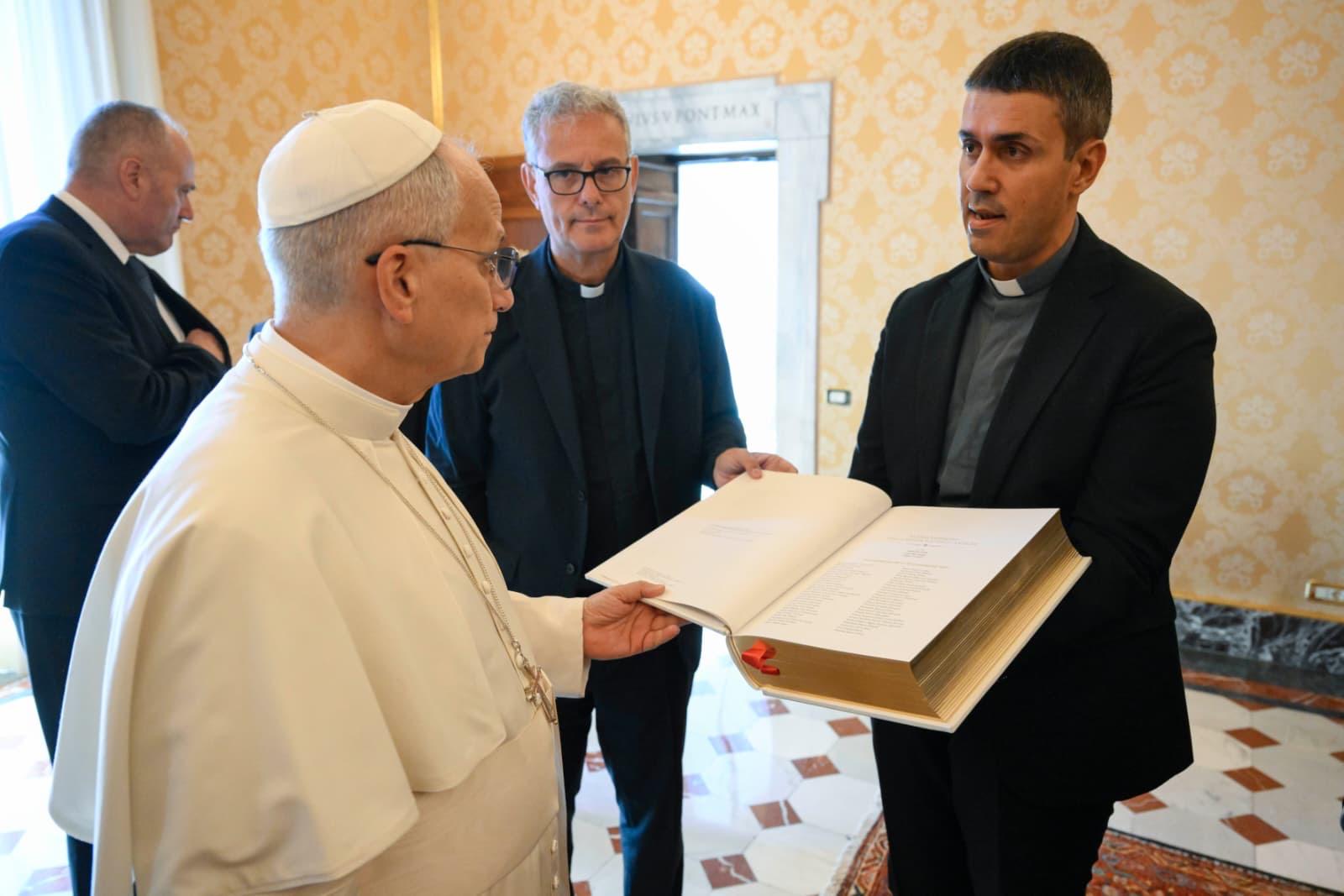 Gli auguri dei lettori di Famiglia Cristiana a Papa Leone XIV e il nostro regalo: la Bibbia del Giubileo 3