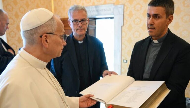 Gli auguri dei lettori di Famiglia Cristiana a Papa Leone XIV e il nostro regalo: la Bibbia del Giubileo 4