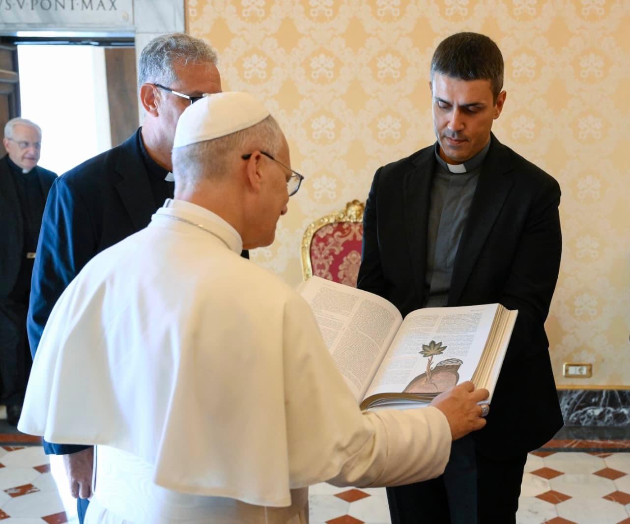 Gli auguri dei lettori di Famiglia Cristiana a Papa Leone XIV e il nostro regalo: la Bibbia del Giubileo